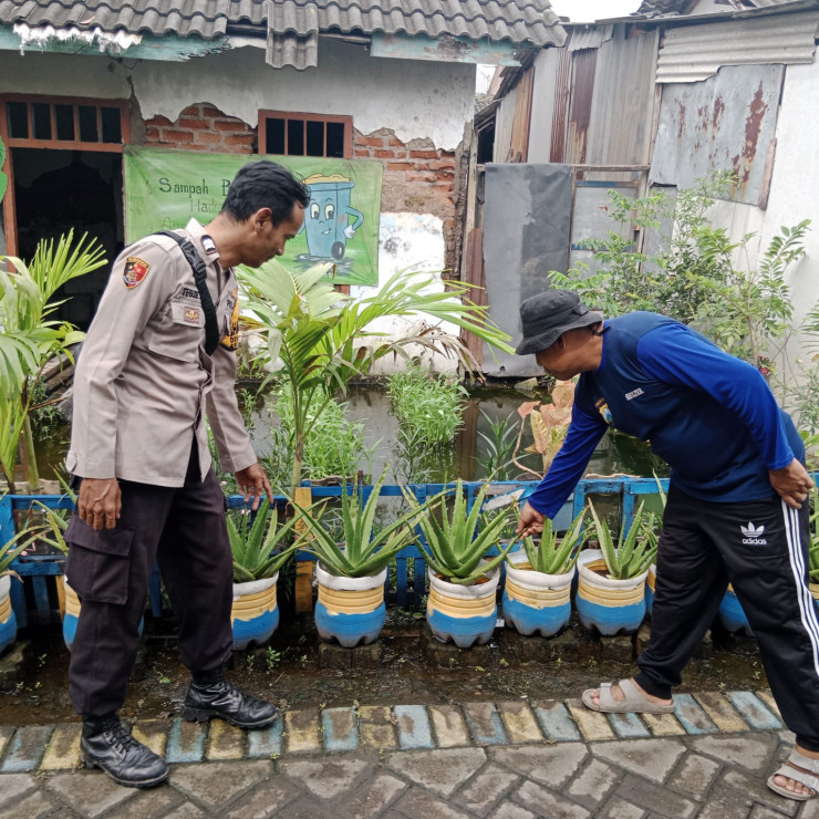 Polresta Sidoarjo Dorong Ketahanan Pangan, Polsek Tanggulangin Dampingi Warga Garap Pekarangan