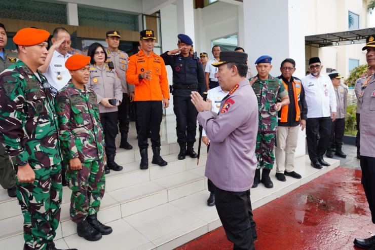 Kapolri Beri Apresiasi Langsung ke TNI yang 'Berputar' dan Tim Gabungan Evakuasi Kapolda Jambi