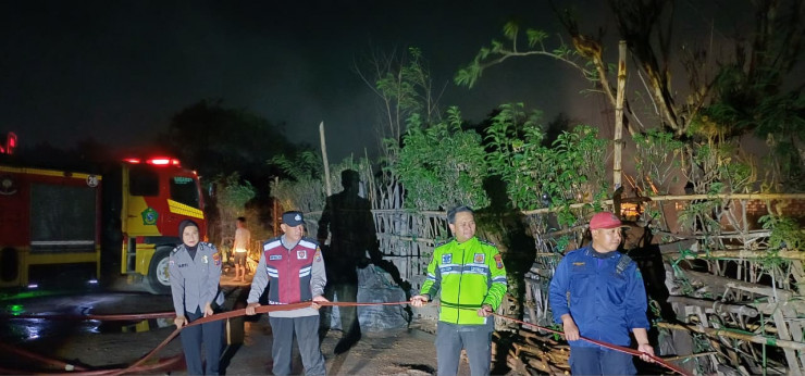 Polsek Krian Respon Laporan Warga Adanya Kebakaran Rumput Liar di Lahan Kosong Watugolong