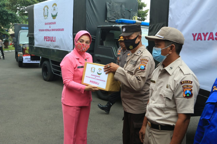 Peduli Bencana Alam, Polda Jatim dan Kemala Bhayangkari Salurkan Bansos ke Korban Gempa Cianjur