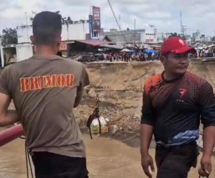 Brimob Aceh Pasang Tali Sling pada Jembatan Putus dan Geser Speed Boat untuk Mendukung Mobilitas Warga di Bireuen