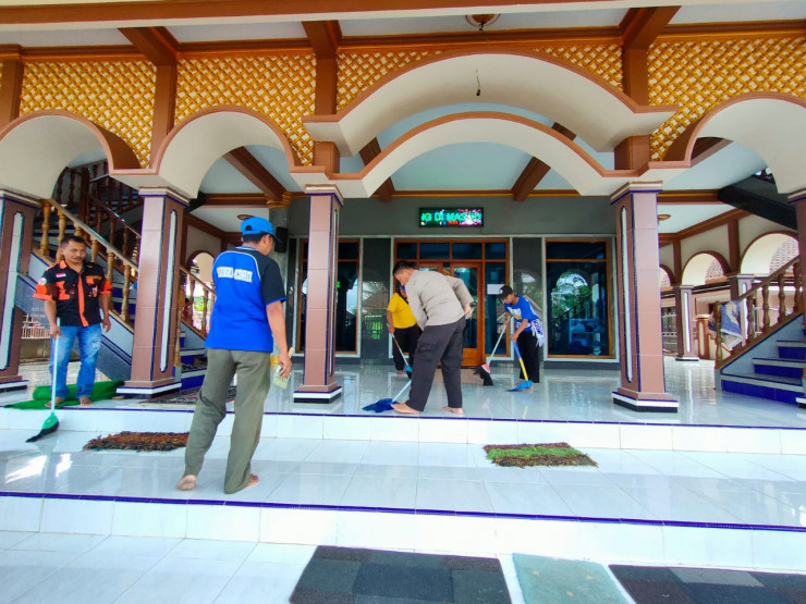 Kompak, Aremania dan Polisi Sambut Ramadhan Dengan Bersihkan Tempat Ibadah
