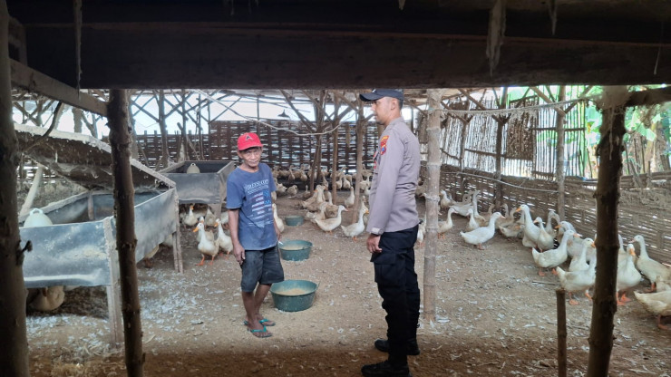 Dukung Ketahanan Pangan Nasional, Polisi Patroli Dialogis ke Peternak Bebek Wonoayu