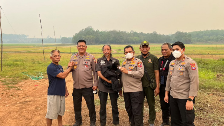Tak Hanya Padamkan Api, Polri Selamatkan Anak Beruang Madu Terdampak Karhutla