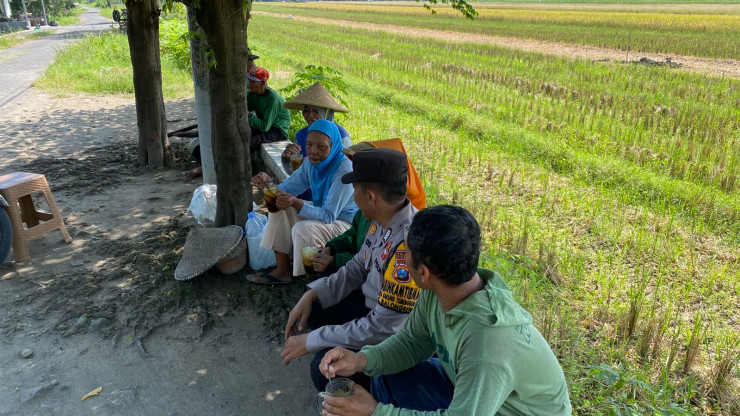 Polisi Cinta Petani, Bripka Murtadoh Ngobrol Ketahanan Pangan dengan Warga Bakungtemenggungan Balongbendo
