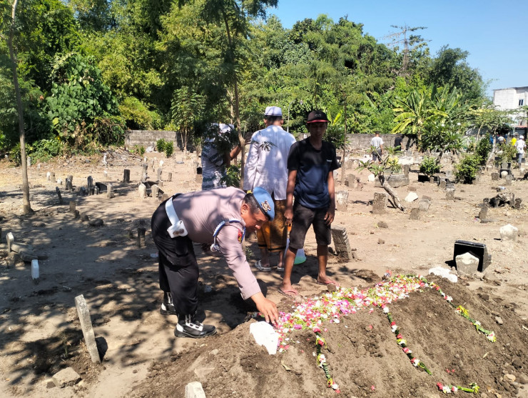 Peduli Warga Berduka, Anggota Polsek Krian Hadir Takziah