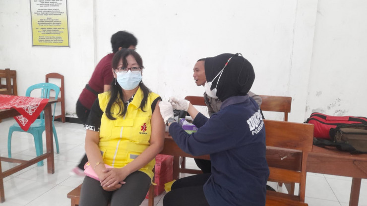 Polres Nganjuk Beri Layanan Kesehatan Gratis dan Bansos Menjelang Nataru