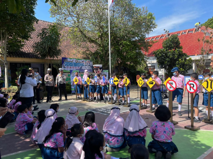 Si Bontas Polres Batu Motivasi Pelajar Tertib Berlalu Lintas