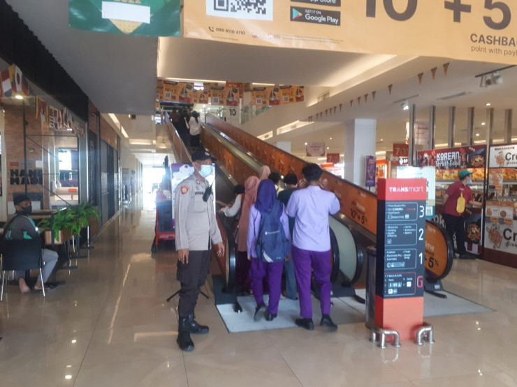 Polisi Siaga di Tempat Belanja, Jaga Keamanan dan Himbau Prokes