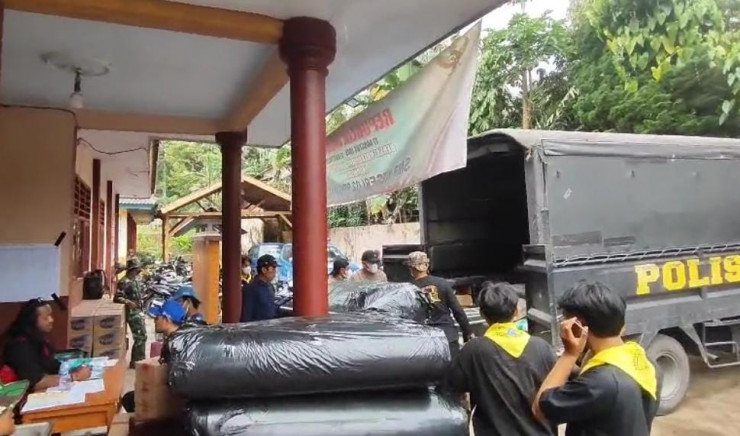 Polda Jatim Beri Bantuan Kemanusiaan Warga Terdampak Erupsi Gunung Semeru