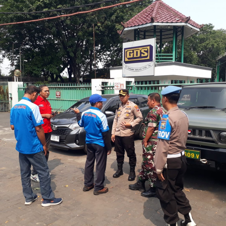 Polres Pelabuhan Tanjung Perak Pam Jalur dan Kawal Peserta Peringatan May Day di Surabaya