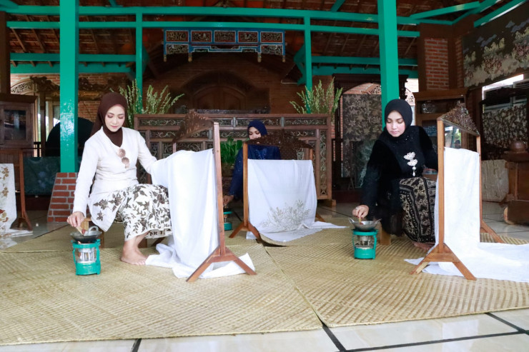 Ketua Bhayangkari Daerah Jawa Timur Kunjungi UMKM Batik di Jombang