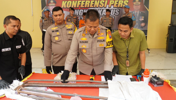 Pekerja Proyek Rel KA di Stasiun Sepanjang Tertangkap Gondol Besi Ulir
