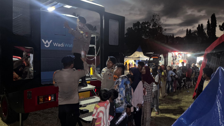 Hadirnya Kendaraan Watergen Brimob, Pelepas Dahaga Warga Pengungsian di Manggarai