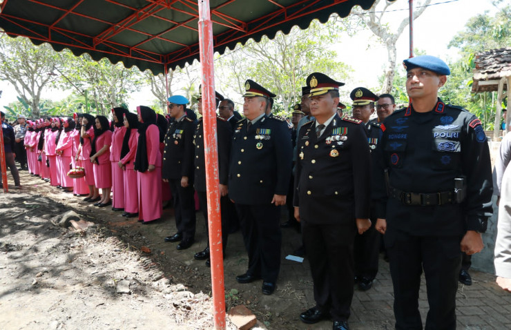 Beri Penghormatan Terakhir, Kapolda Jatim Pimpin Upacara Pemberangkatan Jenazah Alm Dansat Brimob