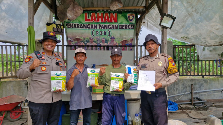 Kapolsek Balongbendo Serahkan Benih Jagung Hybrida, Dukung Pekarangan Bergizi untuk Ketahanan Pangan