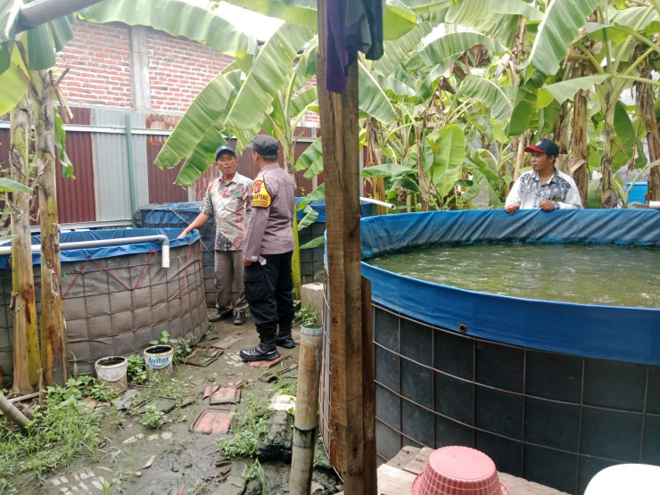 POLSEK SUKODONO LAKSANAKAN PENGECEKAN PROGRAM KETAHANAN PANGAN BERBASIS BUDIDAYA IKAN LELE DI DESA ANGGASWANGI