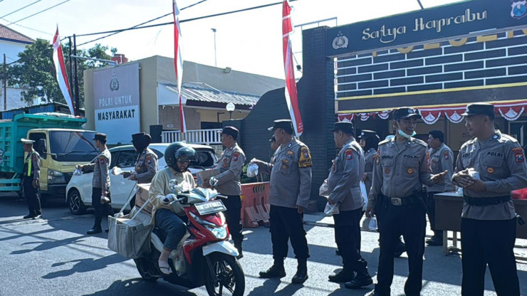 Polsek Waru Bagikan 100 Paket Nasi dan Air Minum kepada Pengguna Jalan