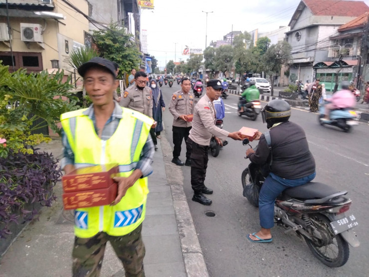 Polsek Gedangan Tebar Kebaikan, Bagikan Takjil untuk Masyarakat