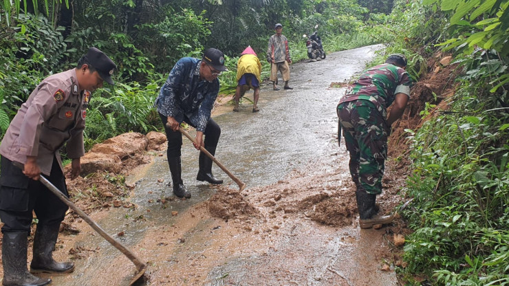 Gotong Royong, Polisi Bersama TNI dan Warga Bersihkan Lumpur Pasca Longsor di Bawean