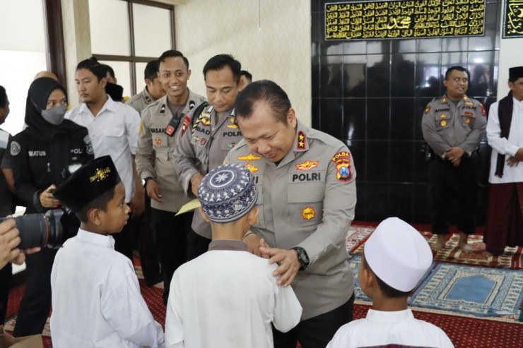 Peduli Sesama Kapolda Jatim Kunjungi dan Berbagi Kepada Anak Yatim