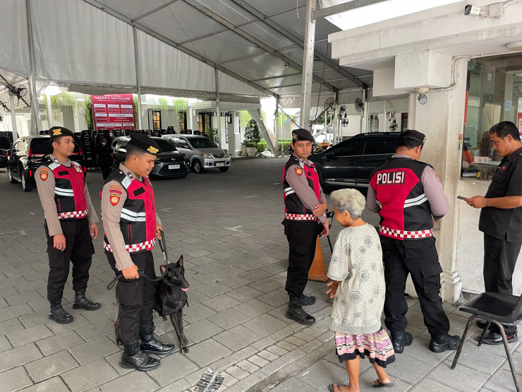 Ops Lilin Semeru Polda Jatim Libatkan Unit K9 Ditsamapta Laksanakan Patroli dan Sterilisasi Gereja