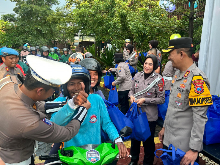Polresta Sidoarjo Bagikan Takjil, Helm dan Stiker Saat Awali Operasi Ketupat Semeru 2026