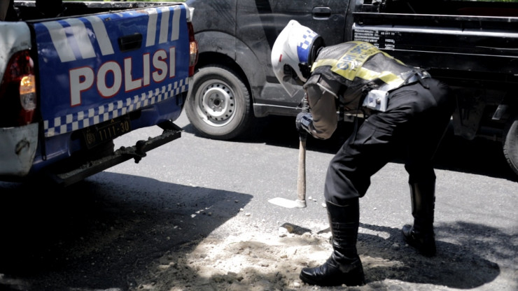 Polantas Polres Gresik Tambal Jalan Berlubang Demi Keselamatan Pengendara