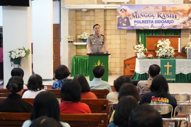 Sidoarjo Akrab Seiman  Minggu Kasih Bersama Kapolresta Sidoarjo di GKI