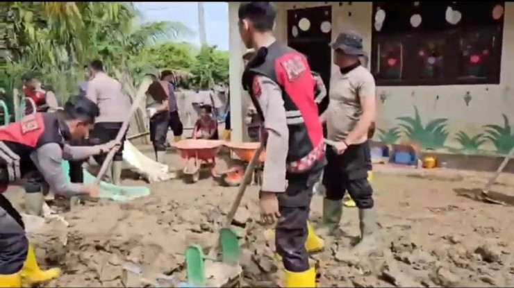 Gotong Royong Polri dan Masyarakat, Polres Pidie Jaya Percepat Pemulihan Pascabanjir dan Fasilitas Pendidikan