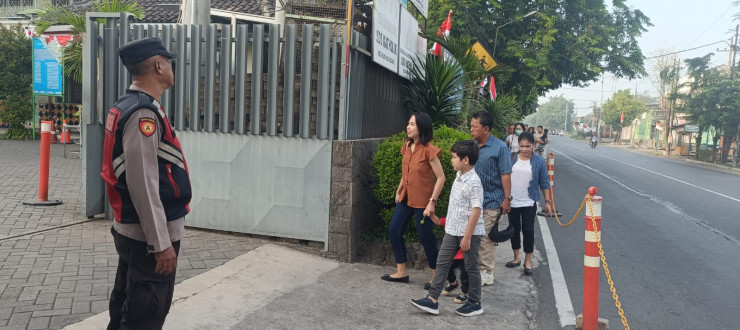 Polsek Krian pengamanan ke giatan Ibadah Rutin Mingguan di Gereja Santa Monica