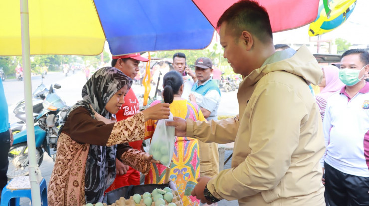 Belanja Senang, Polresta Sidoarjo Bagikan Paket Sembako untuk Warga