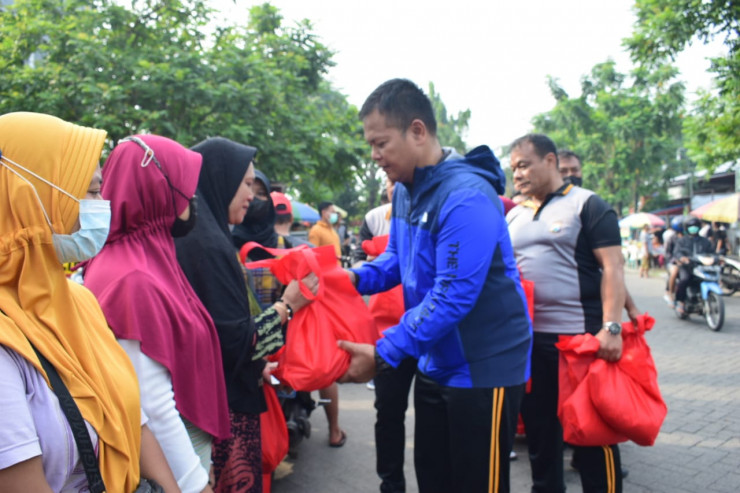 Polresta Sidoarjo Belanja Senang dan Bagikan Paket Sembako untuk Warga