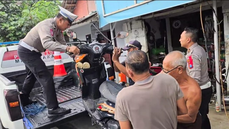Bantu Pemudik, Polisi Angkut Motor Mogok di Jalan Raya Probolinggo