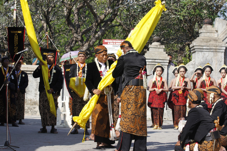 Bupati Sugiri Perankan KRMA Mertonegoro saat Upacara Serah Terima Tiga Pusaka Ponorogo