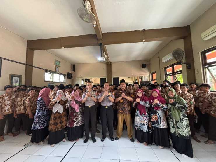 Sidoarjo Aspirasi Siswa Cegah Bullying dan Radikalisme, Kasat Binmas Polresta Sidoarjo Edukasi Pelajar MTs YPM 1 Wonoayu
