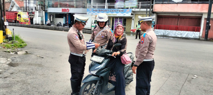 Polsek Porong Beri Teguran Humanis Pengendara Tanpa Helm untuk Keselamatan Bersama