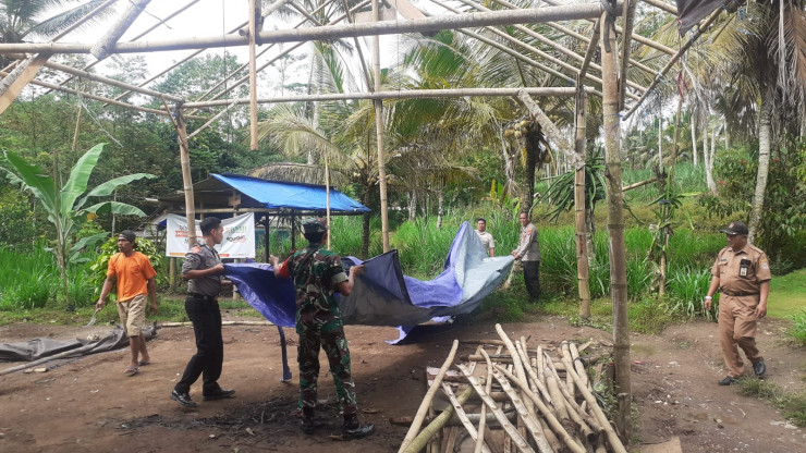 Kompak, Polisi dan Muspika Bongkar Arena Judi Sabung Ayam di Gedangan Malang