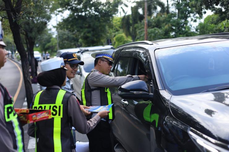 Polres Gresik Gencarkan Edukasi Keselamatan Pengguna Jalan Tertib Dapat Cokelat