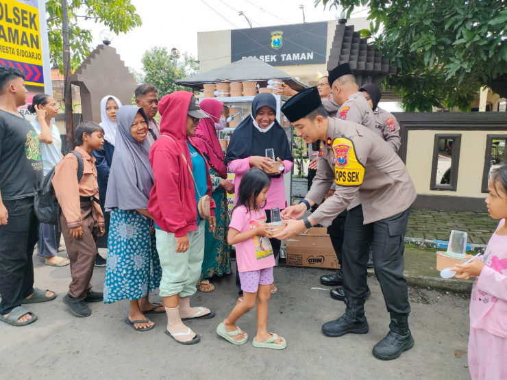 Kapolsek Taman Bagikan Makanan Gratis ke Warga
