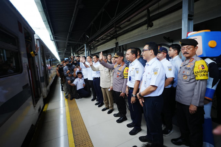 Tinjau Pengamanan Nataru di Stasiun Pasar Senen, Kapolri Ingatkan Kesiapsiagaan Hadapi Potensi Bencana