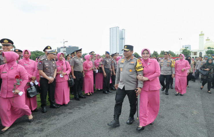 Di Akhir Tahun, Kapolda Jatim Pimpin Upacara Kenaikan Pangkat 2.908 Personel