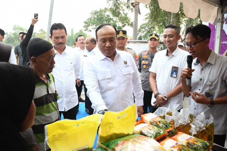 Polri Distribusikan 6 Ton Beras Menggelar Gerakan Pasar Murah di Madiun, Sinergi dengan Bulog Tekan Inflasi