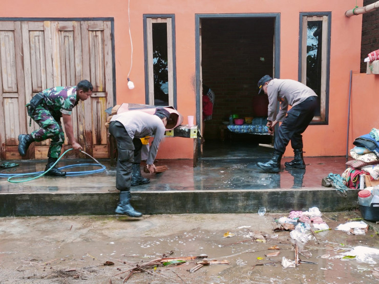 Polisi Bersama Tiga Pilar Bantu Perbaiki Rumah Warga Akibat Angin Kencang di Trenggalek