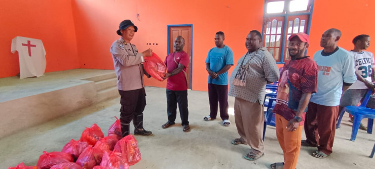 Polres Pegunungan Arfak Salurkan Bantuan Sembako kepada Warga Terdampak Longsor di Kampung Jim