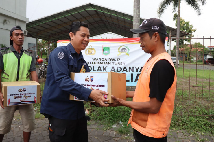 Polisi Peduli, Polres Malang Berikan Bantuan Sosial Untuk Warga