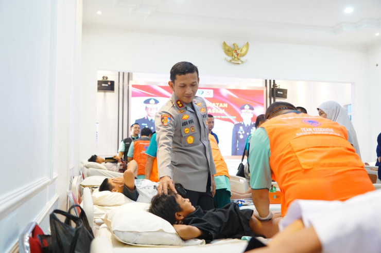 Bahagianya 100 Anak Ikuti Khitanan Massal Sambut Hari Bhayangkara ke-79 di Polres Ponorogo